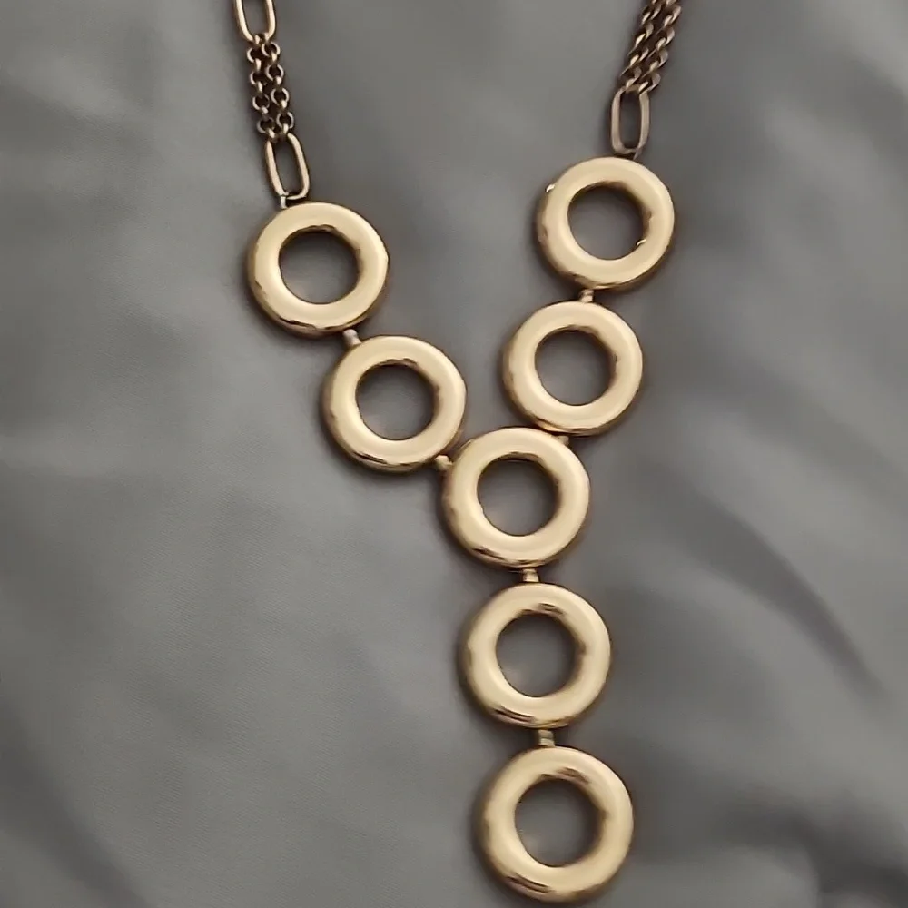 Elegant Gold Circle Pendant Necklace - Picture 3 of 4